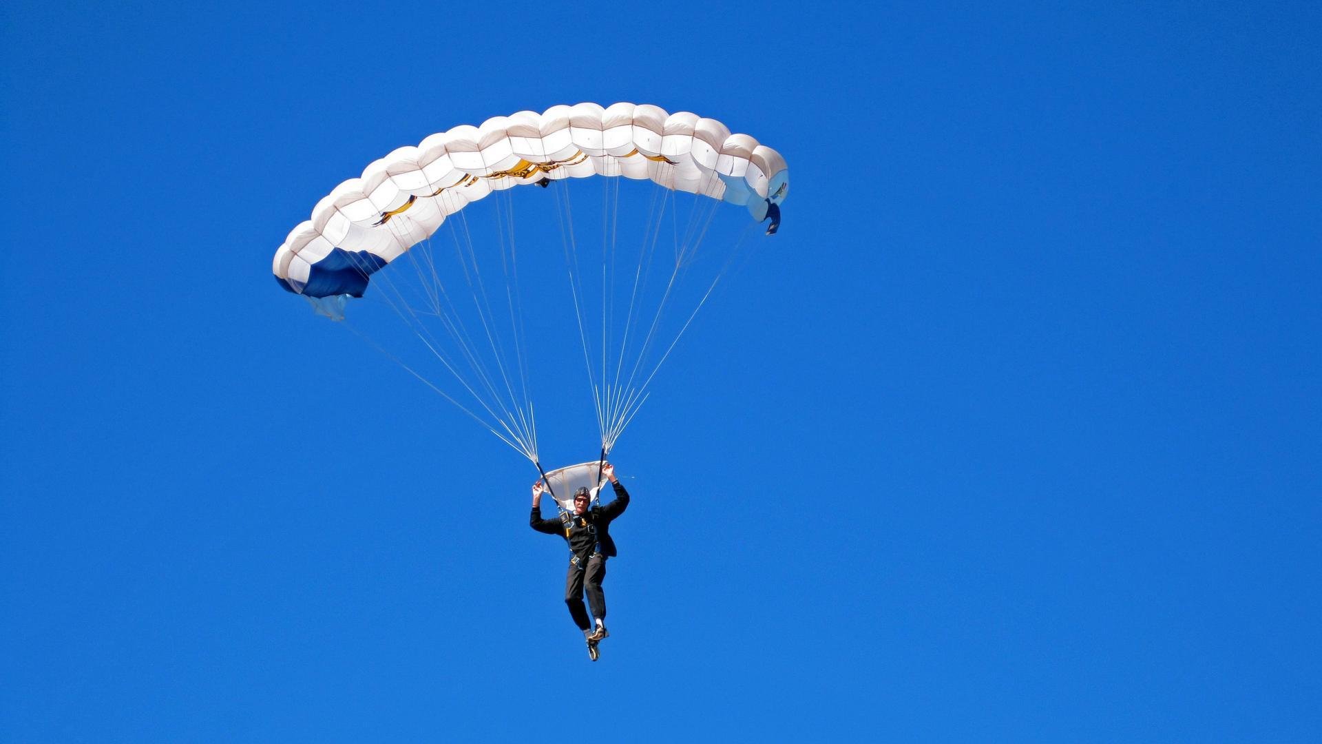 “短柄墙球：高新区全民健身馆，快速决策与精准击球，谁能在瞬息间扭转战局？”