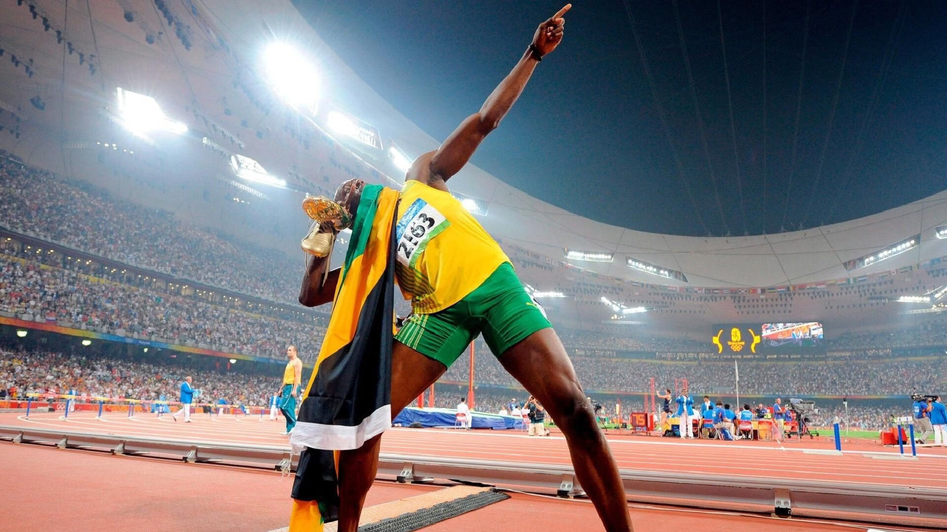 “飞盘竞技：三叉湖田径场成全球飞盘高手的竞技场”